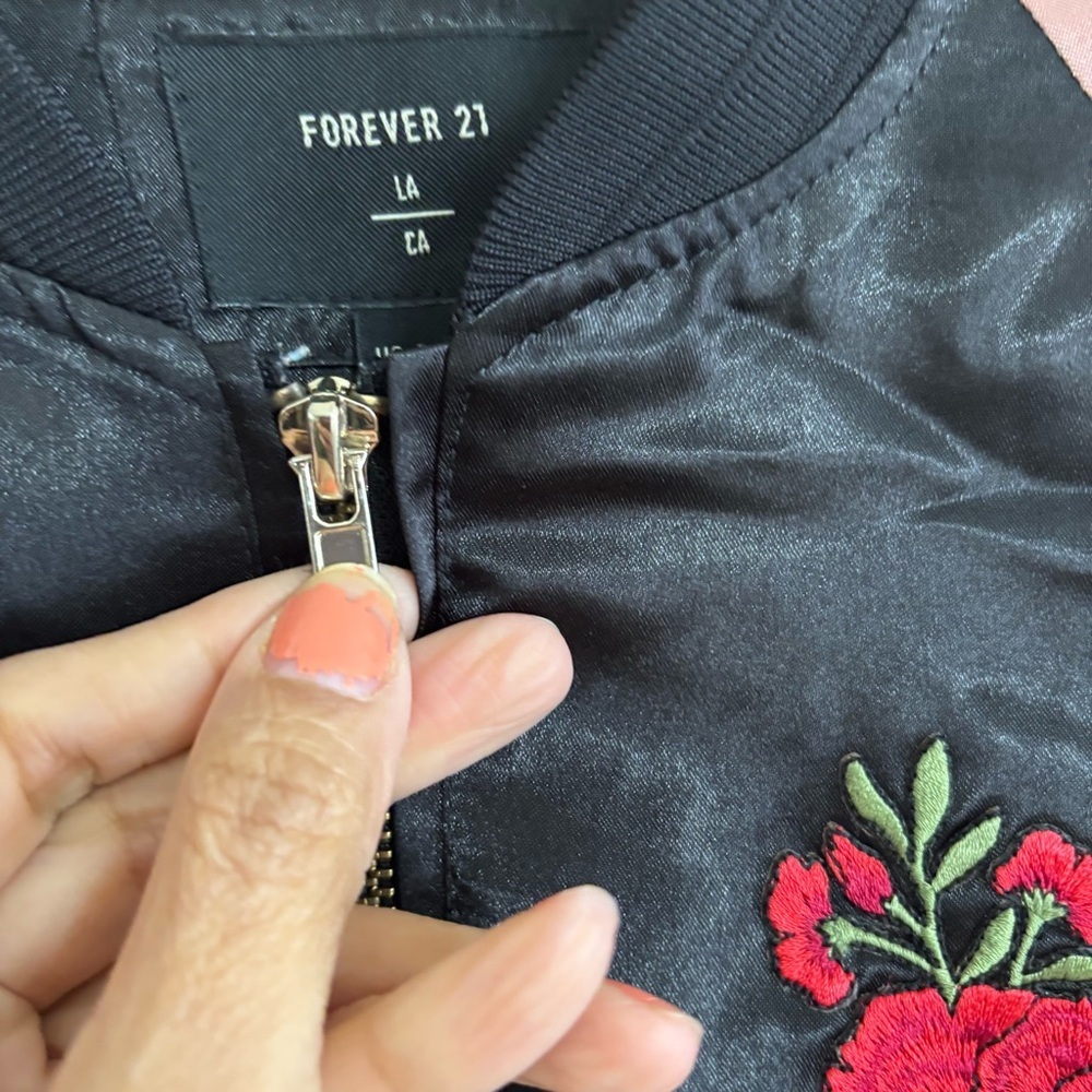 Forever 21 Bomber Jacket Small Black Pink Satin Floral Embroidered Zip Up - Picture 5 of 6